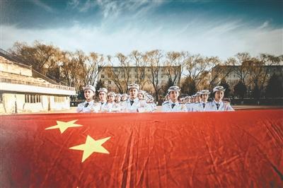 关晓彤又穿“女神长靴”,这次搭上“露脐装”,是腿精本人了